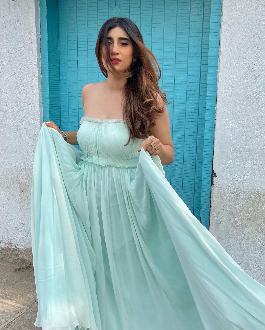 Akasa Singh looks stunning experimenting with vibrant colours | glamours photos