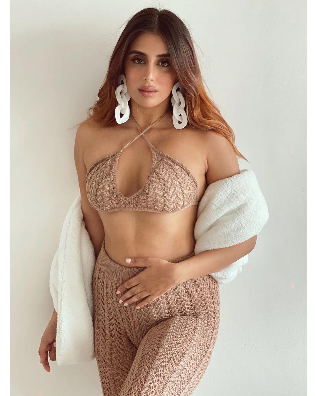 Bollywood actress Miesha Iyer exposing Cleavage photos | beautiful and glamours photos
