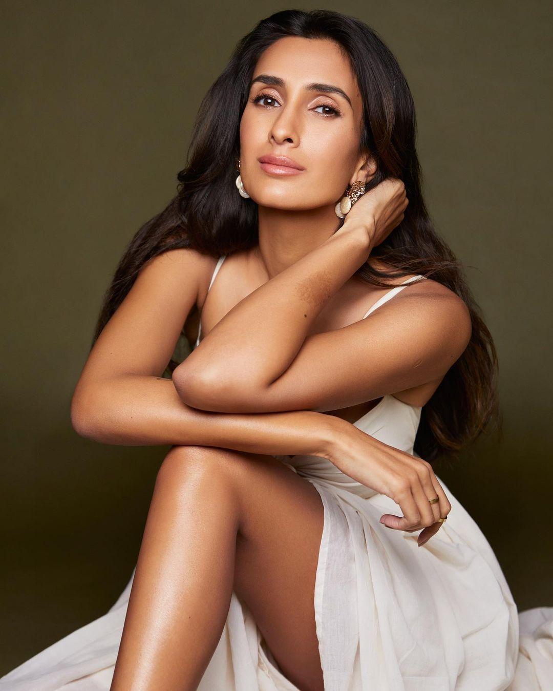 Bollywood actress Pragya Yadav exposing hot photos | looking very sexy photos