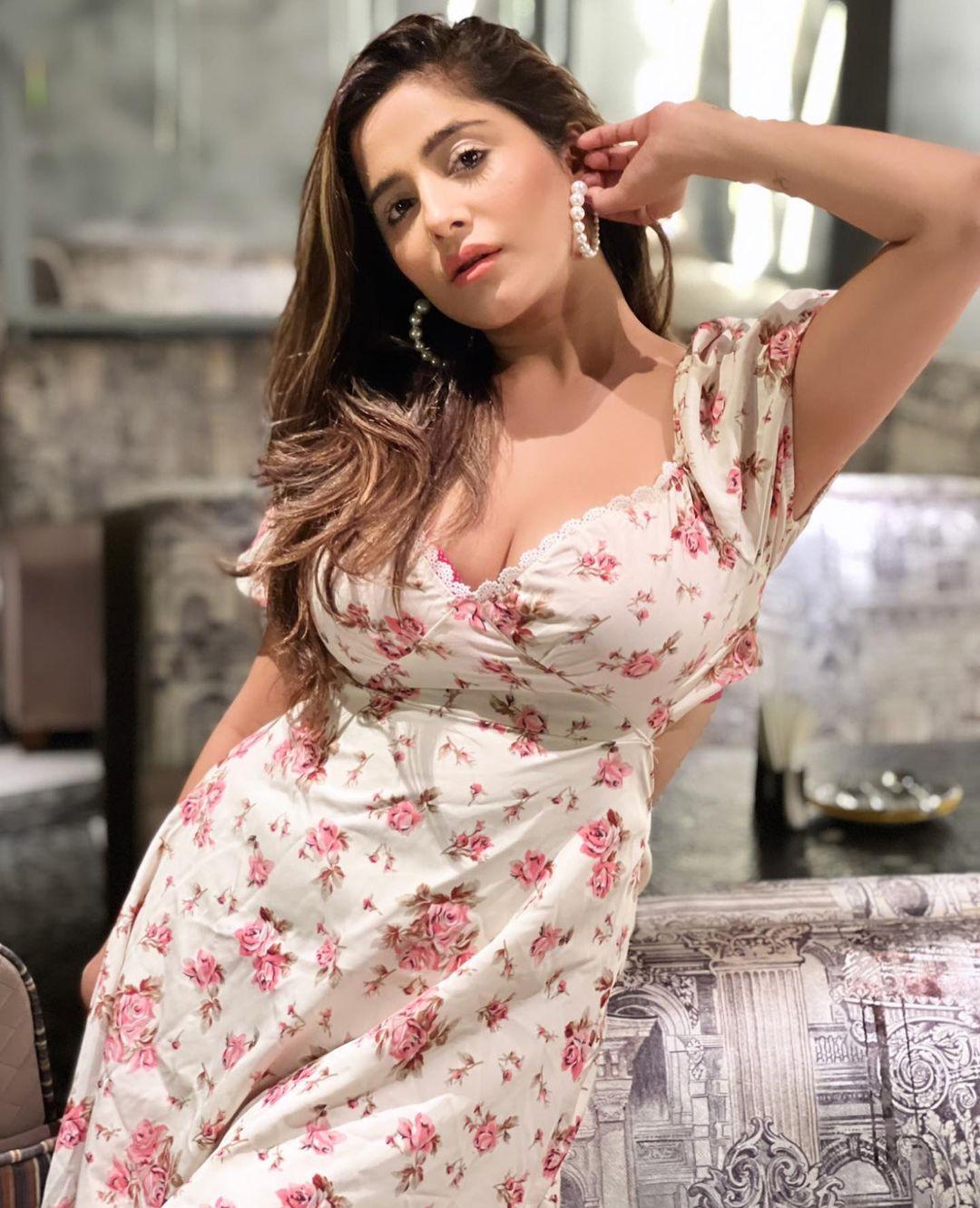 South Indian sexy actress Kate sharma showing cleavage photos gallery