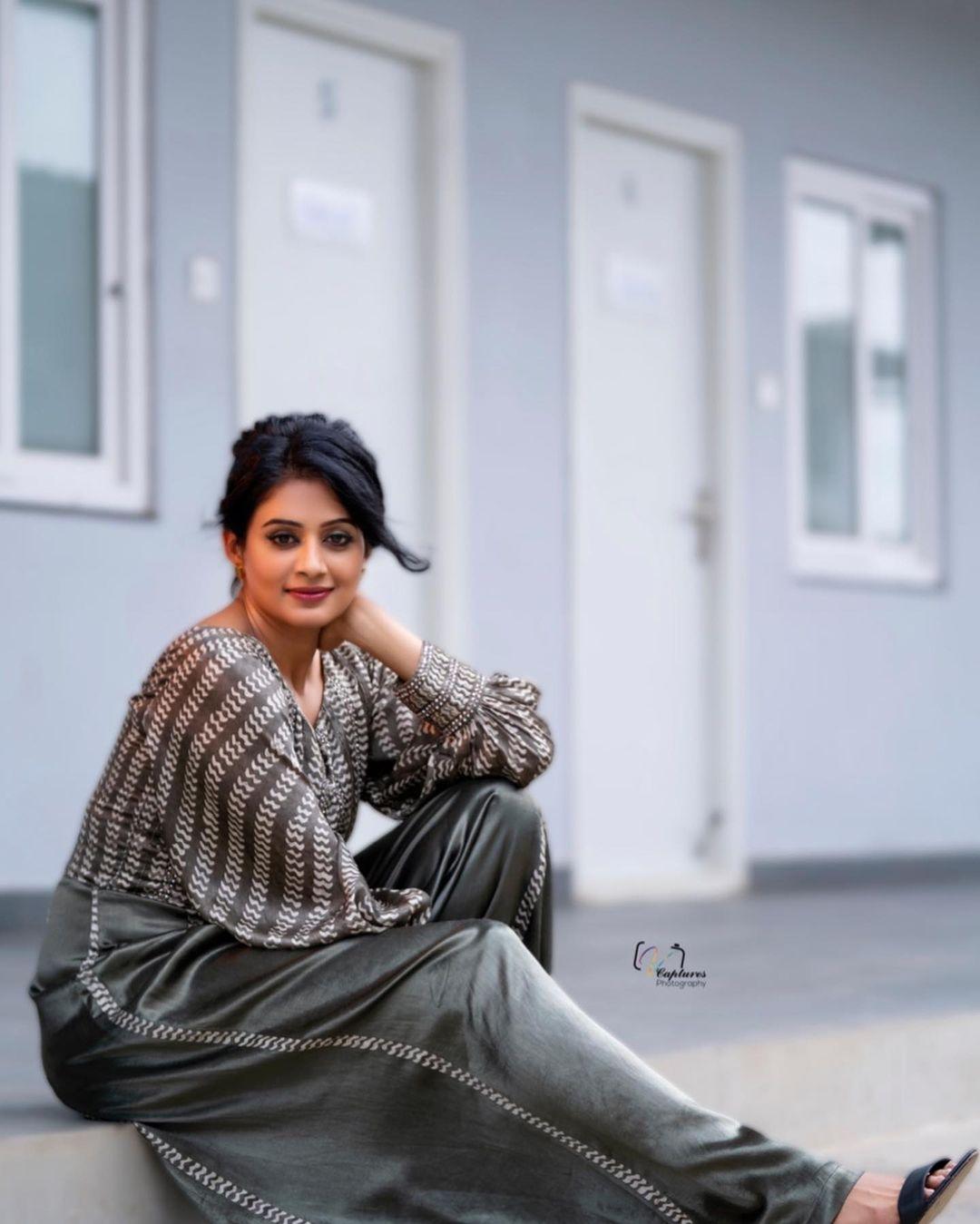 Hot and sexy photoshoot | Priyamani looking very glamours and cute stills