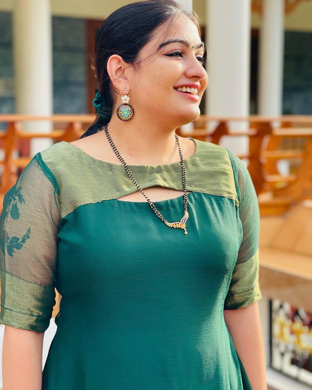 Malayalam serial actress hot photos| Sruthy Surendran beautiful and sexy stills