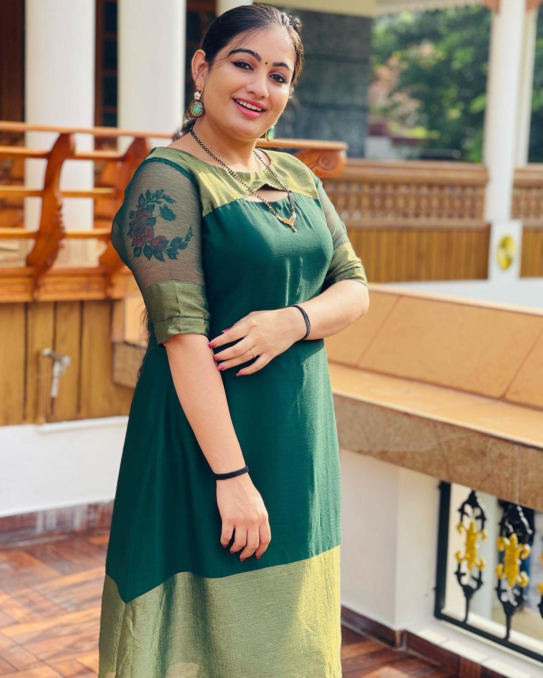 Malayalam serial actress hot photos| Sruthy Surendran exclusive hot and spicy photos