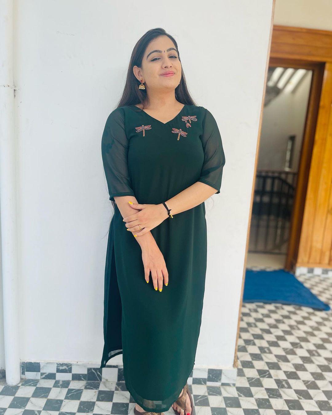 Malayalam serial actress hot photos| Sruthy Surendran looking very glamorous photos