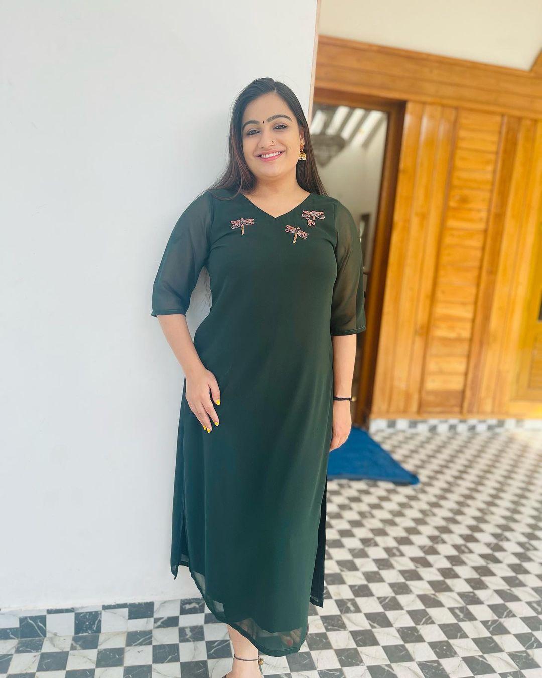 Malayalam serial actress hot photos| Sruthy Surendran looking very sexy photos