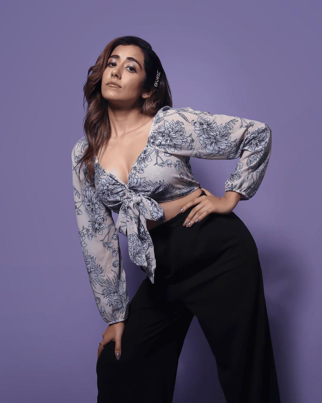 Singer Jonita Gandhi hot and sexy photos|Jonita Gandhi very hot and sexy photoshoot