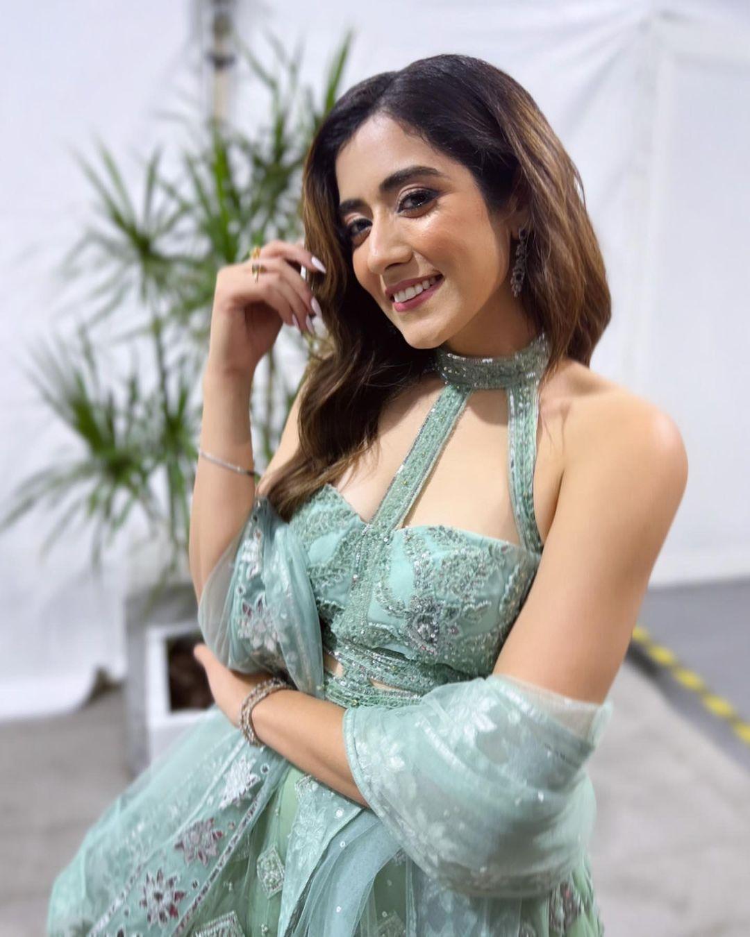 South Indian Singer Jonita Gandhi looking very glamours photos