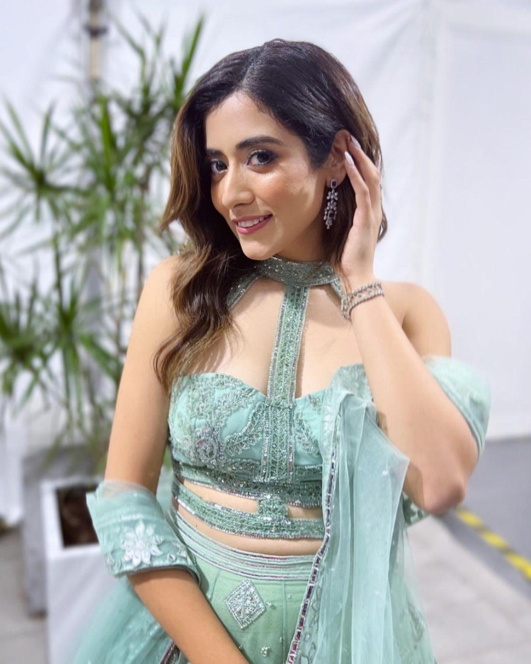 South Indian Singer Jonita Gandhi very glamours and cute stills