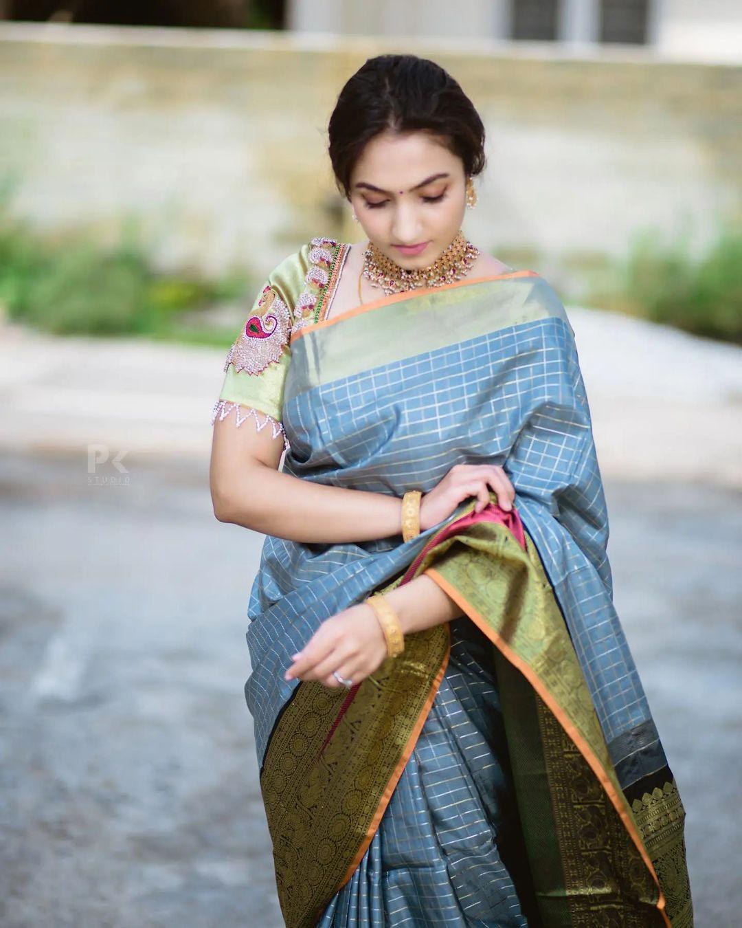 Vaishnavi Gowda looking very beautiful and glamours in saree | looking very glamours photos
