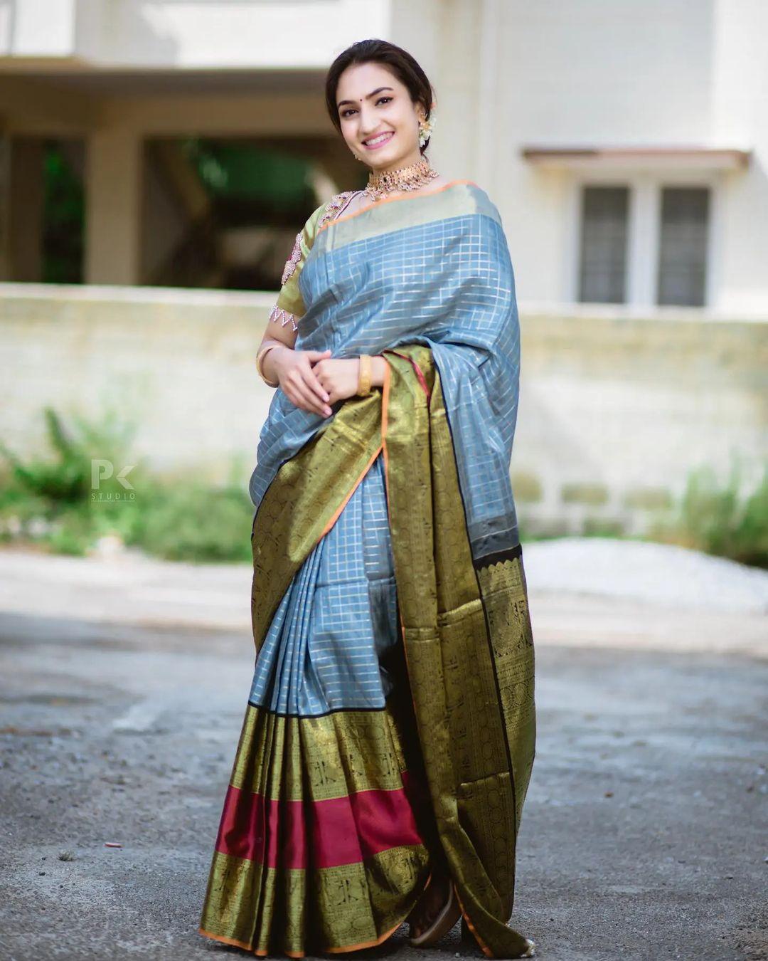 Vaishnavi Gowda looking very beautiful and glamours in saree | saree hot photos