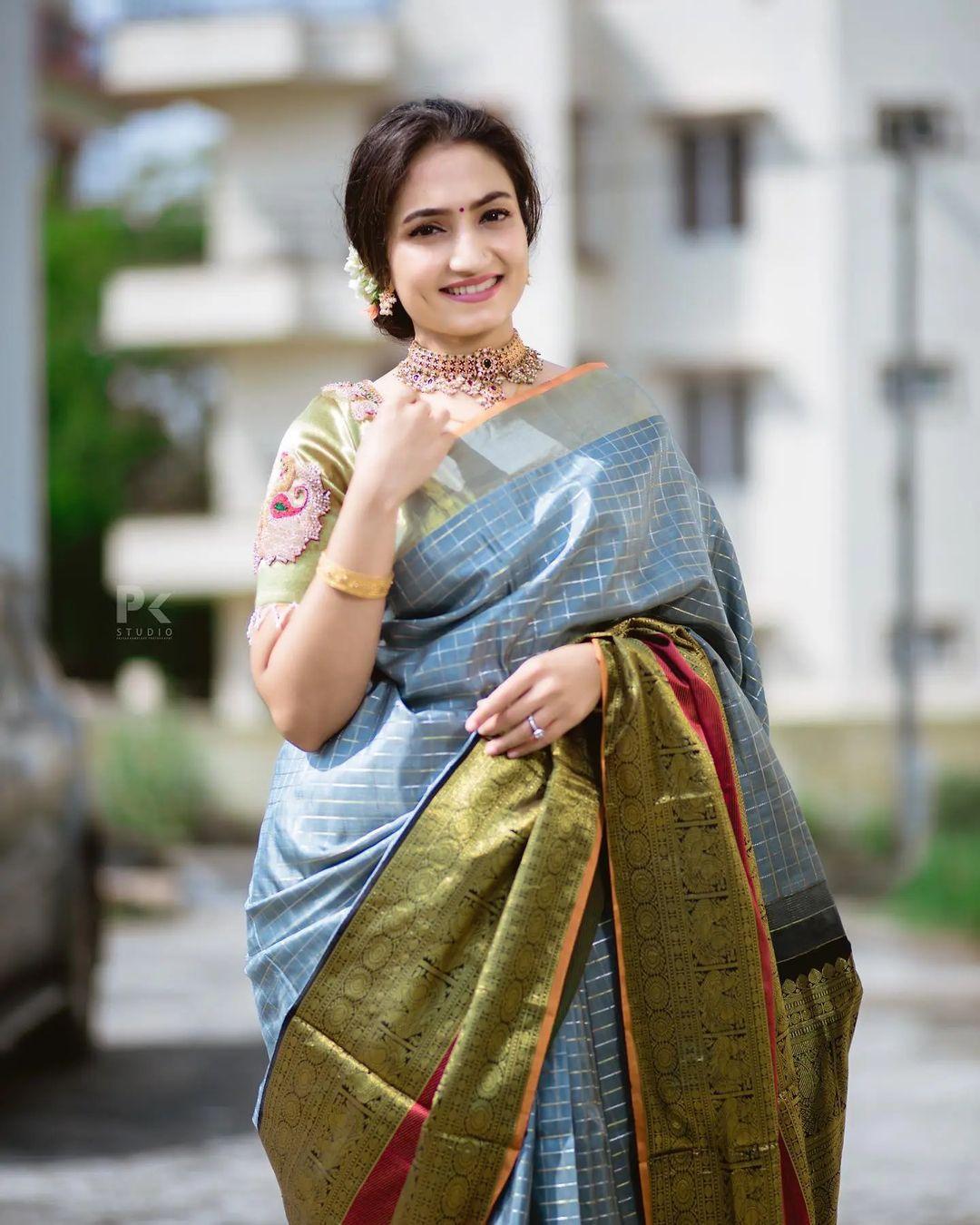 Vaishnavi Gowda looking very beautiful and glamours in saree | very glamours and cute stills