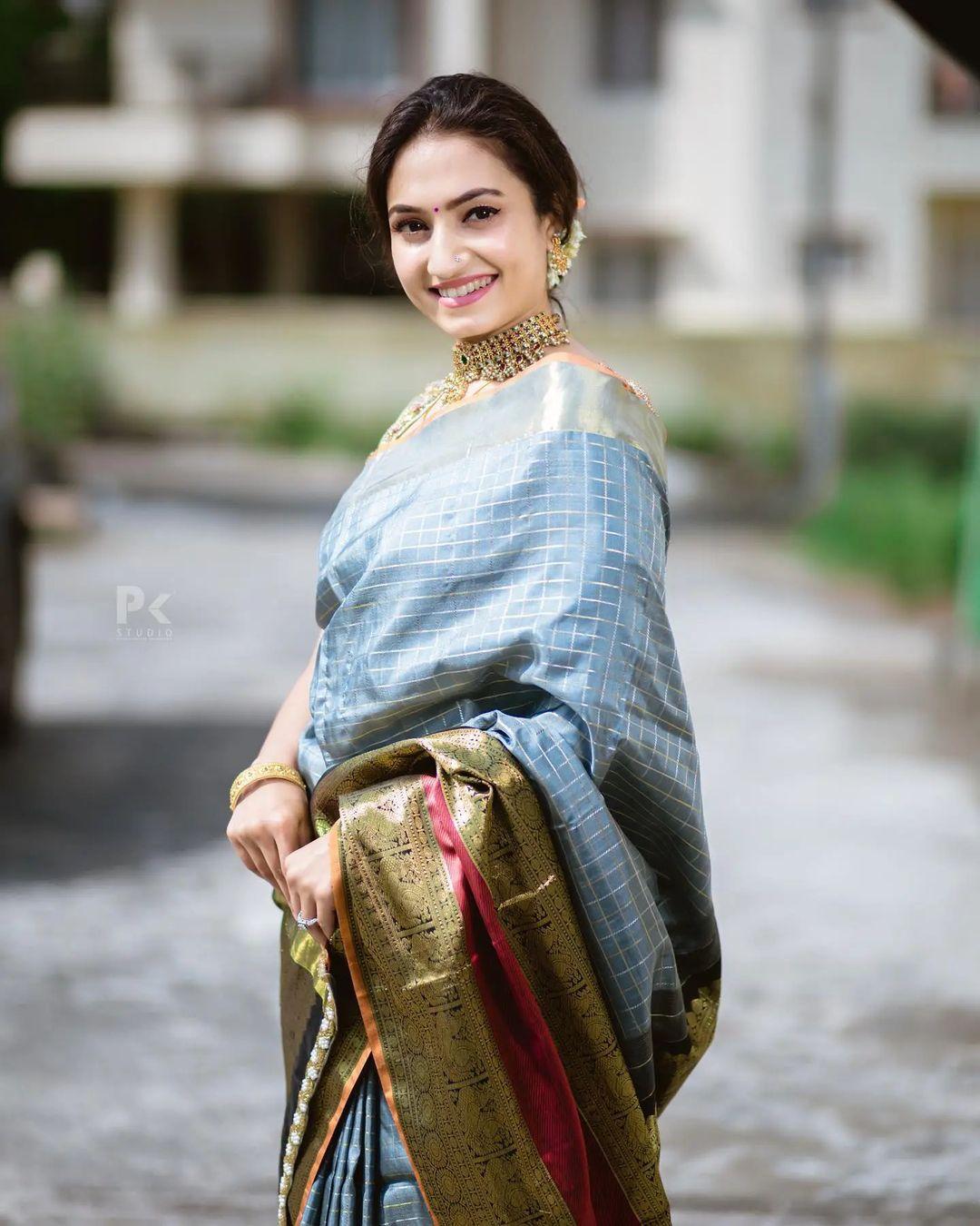 Vaishnavi Gowda looking very beautiful and glamours in saree | latest hot and spicy stills