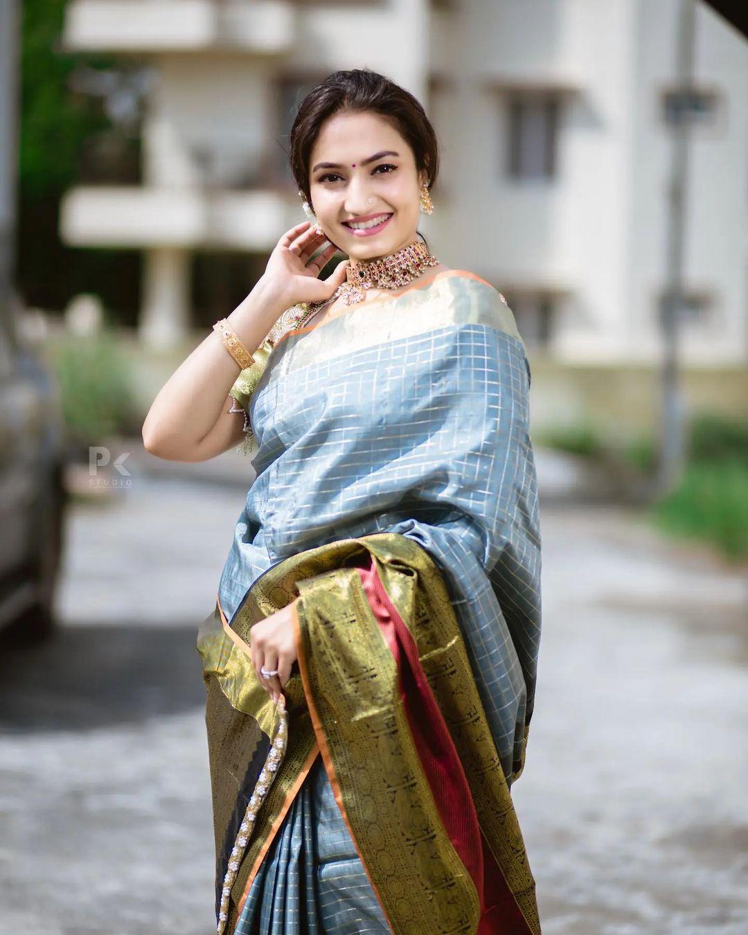 Vaishnavi Gowda looking very beautiful and glamours in saree | latest hot photos gallery