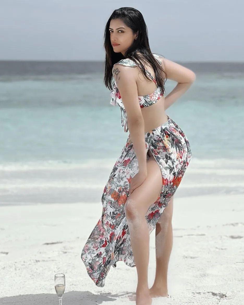 Glamours and cute stills| Mamta Mohandas in Beach bikini hot photoshoot