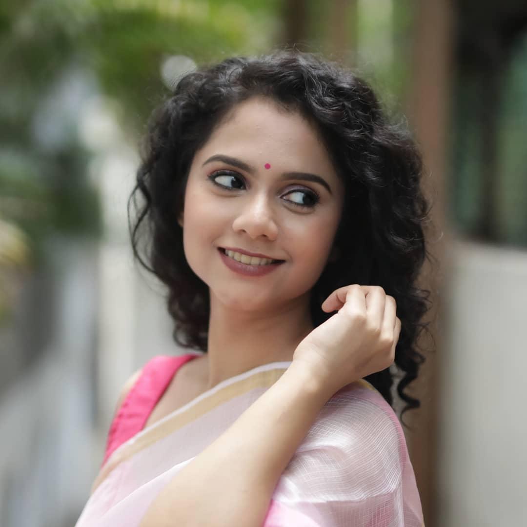 Namita Krishnamurthy in sleeveless blouse and white saree photos | beautiful and glamours photos