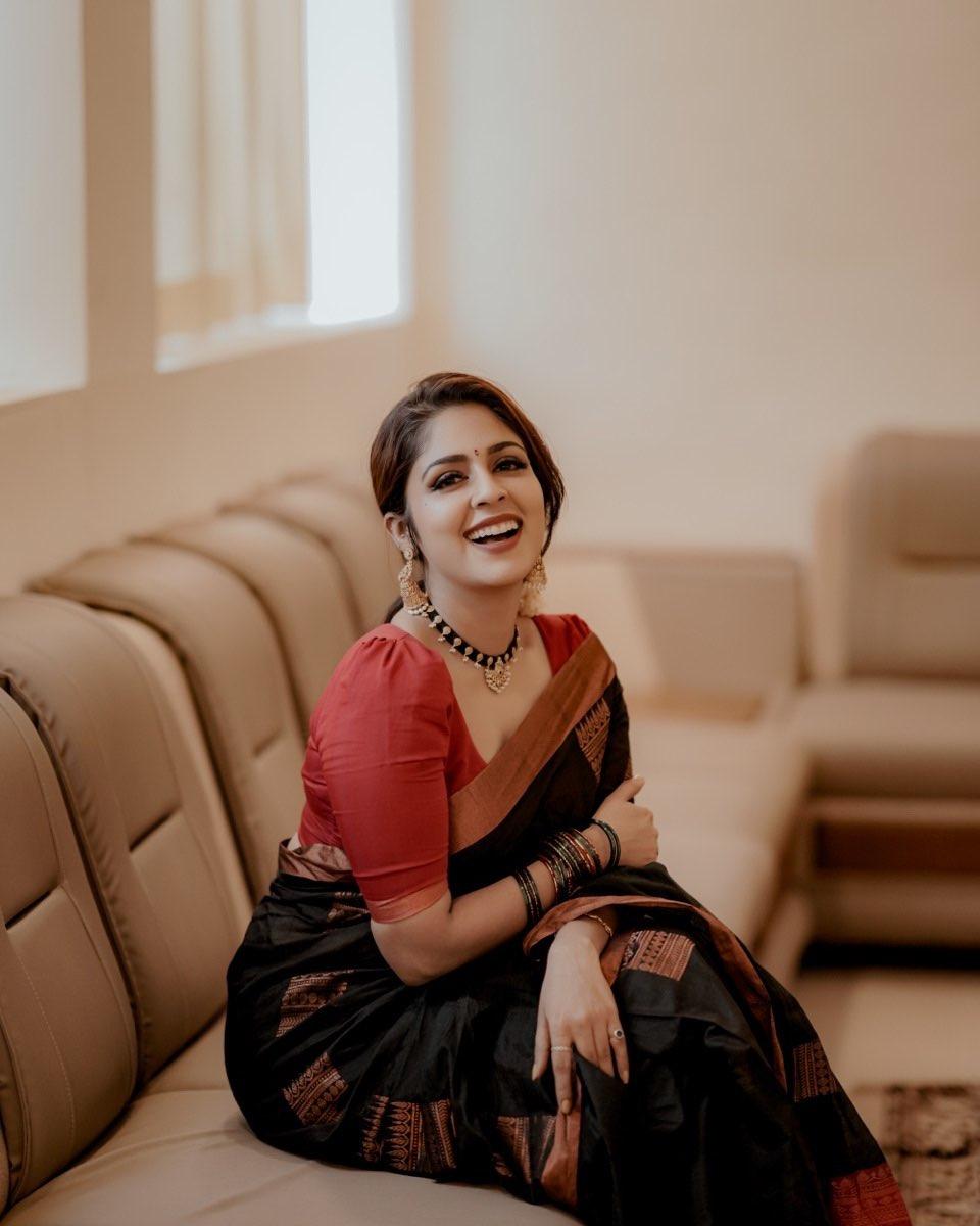 Exposing hot and sexy photoshoot| Malavika Wales in red and black saree hot photos