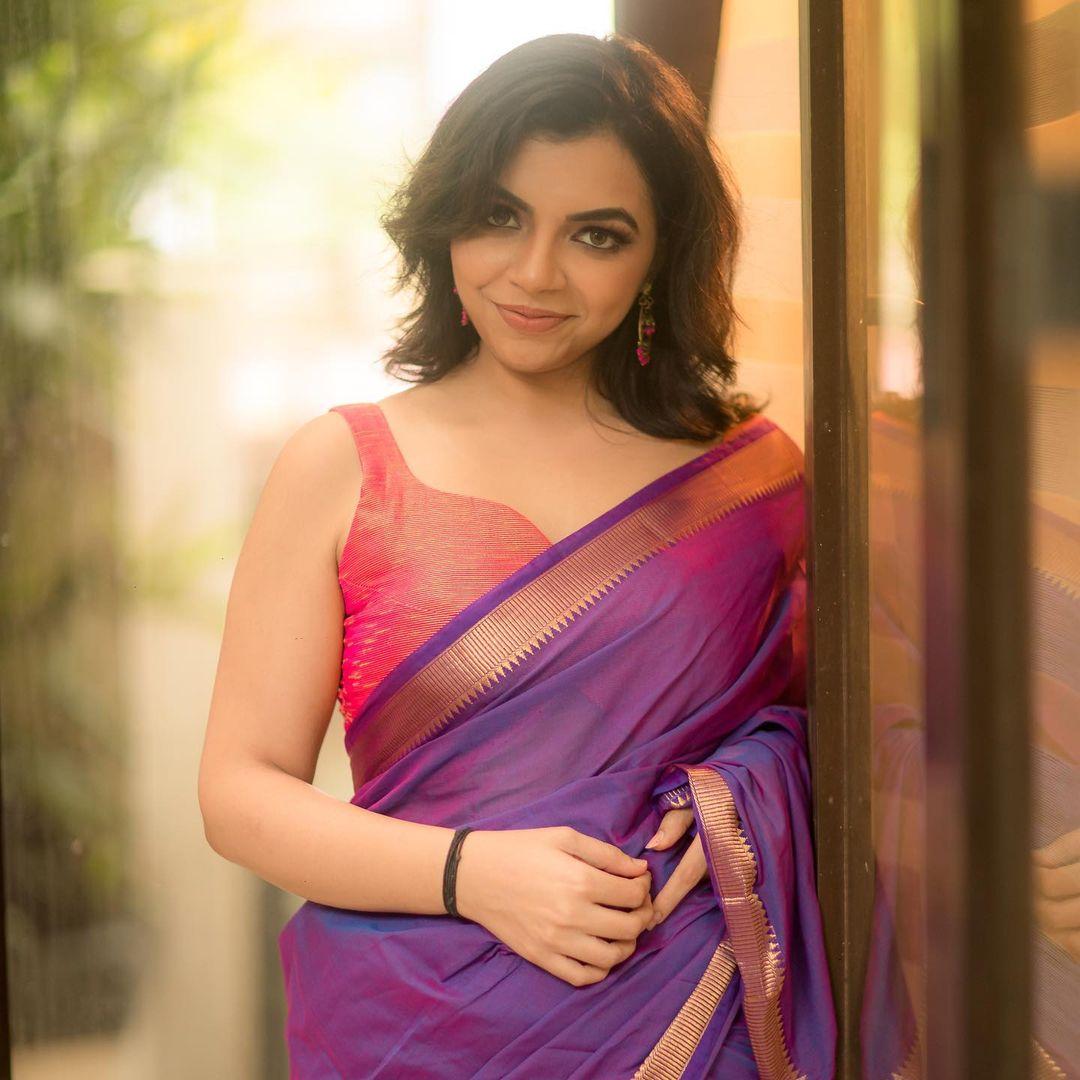 Beautiful and glamours photos | Akshaya Premnath in sleeveless blouse and Saree hot photos