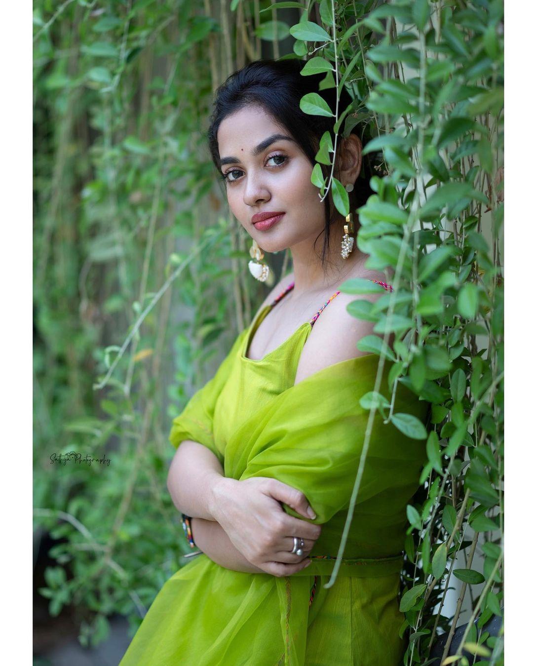Beautiful and sexy Tamil actress | Teju Ashwini exclusive stylish photos in green sleeveless churidhar