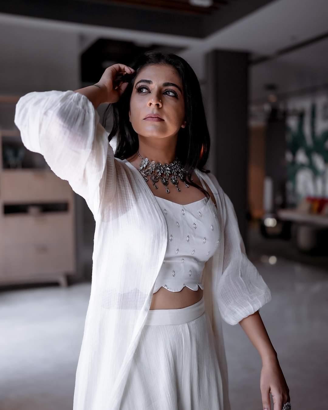 Exposing hot photos gallery | Leona Lishoy latest hot and sexy photoshoot in white dress