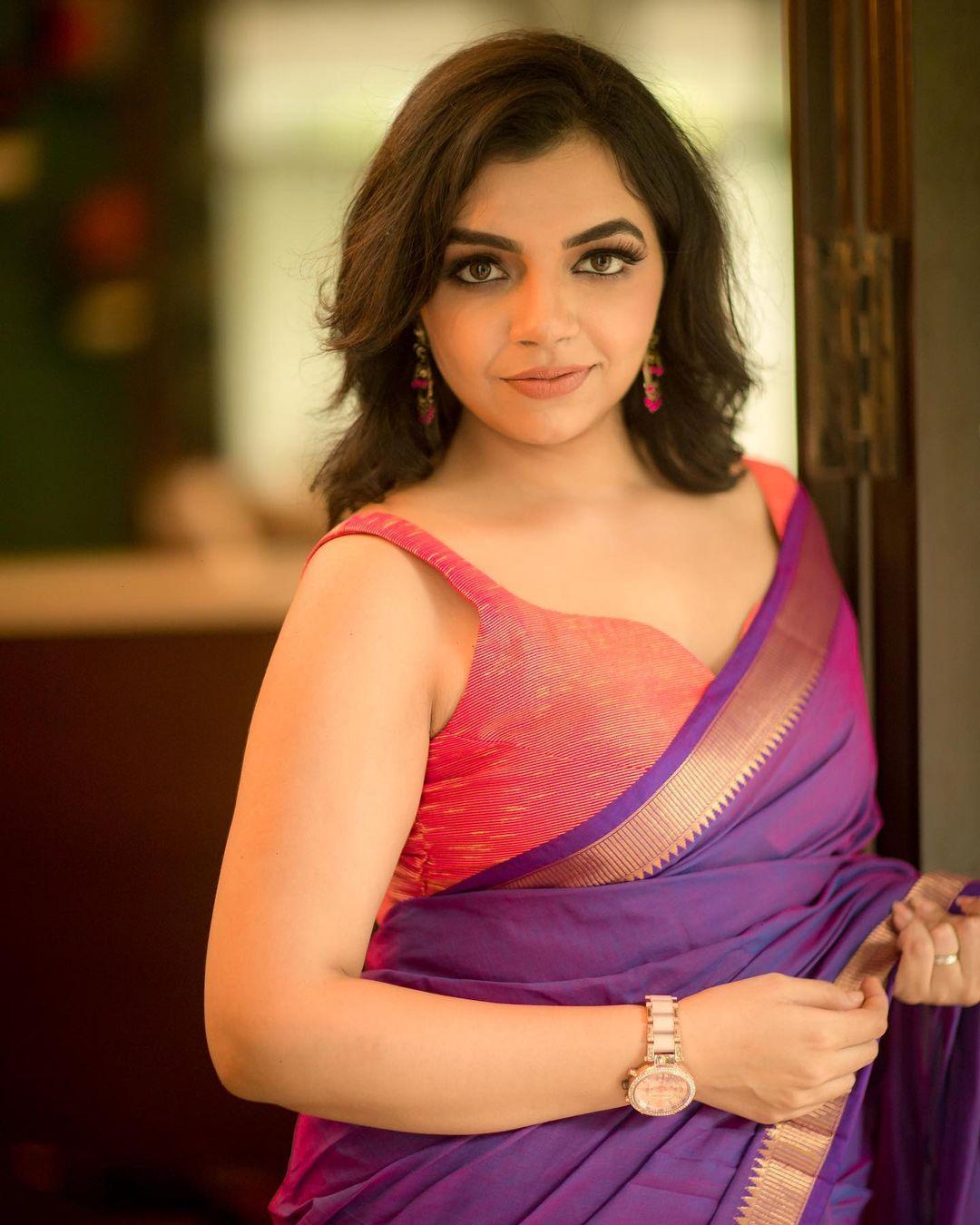 Saree hot and sexy photoshoot | Akshaya Premnath in sleeveless blouse and Saree hot photos
