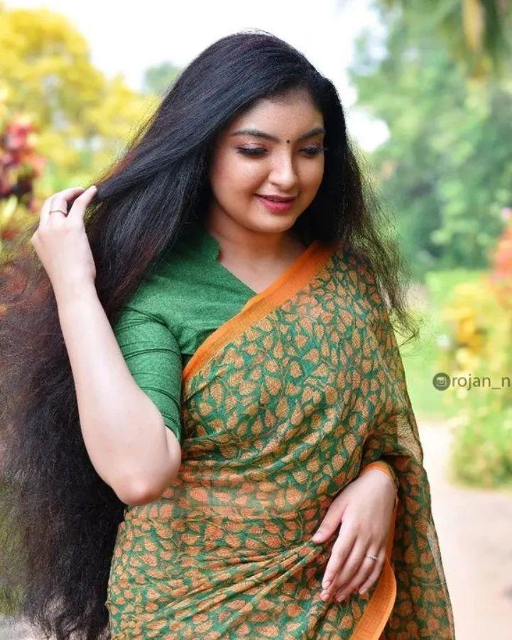 Saree hot photos | Malavika Nair very glamours and sexy photoshoot in saree