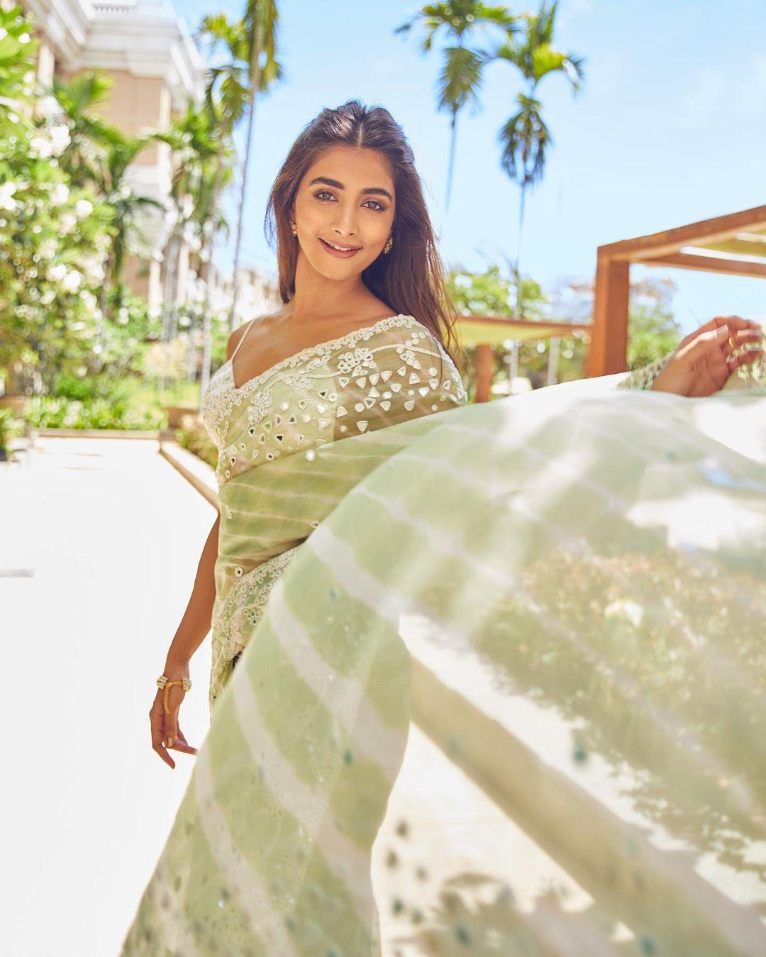 Bollywood actress hot photos | Pooja Hegde in sleeveless blouse and saree hot photos