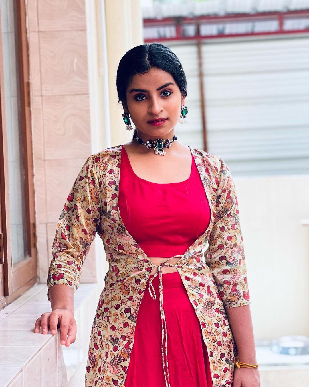 Cute and sexy photoshoot | Sivaangi Krishnakumar very cute and sexy photos