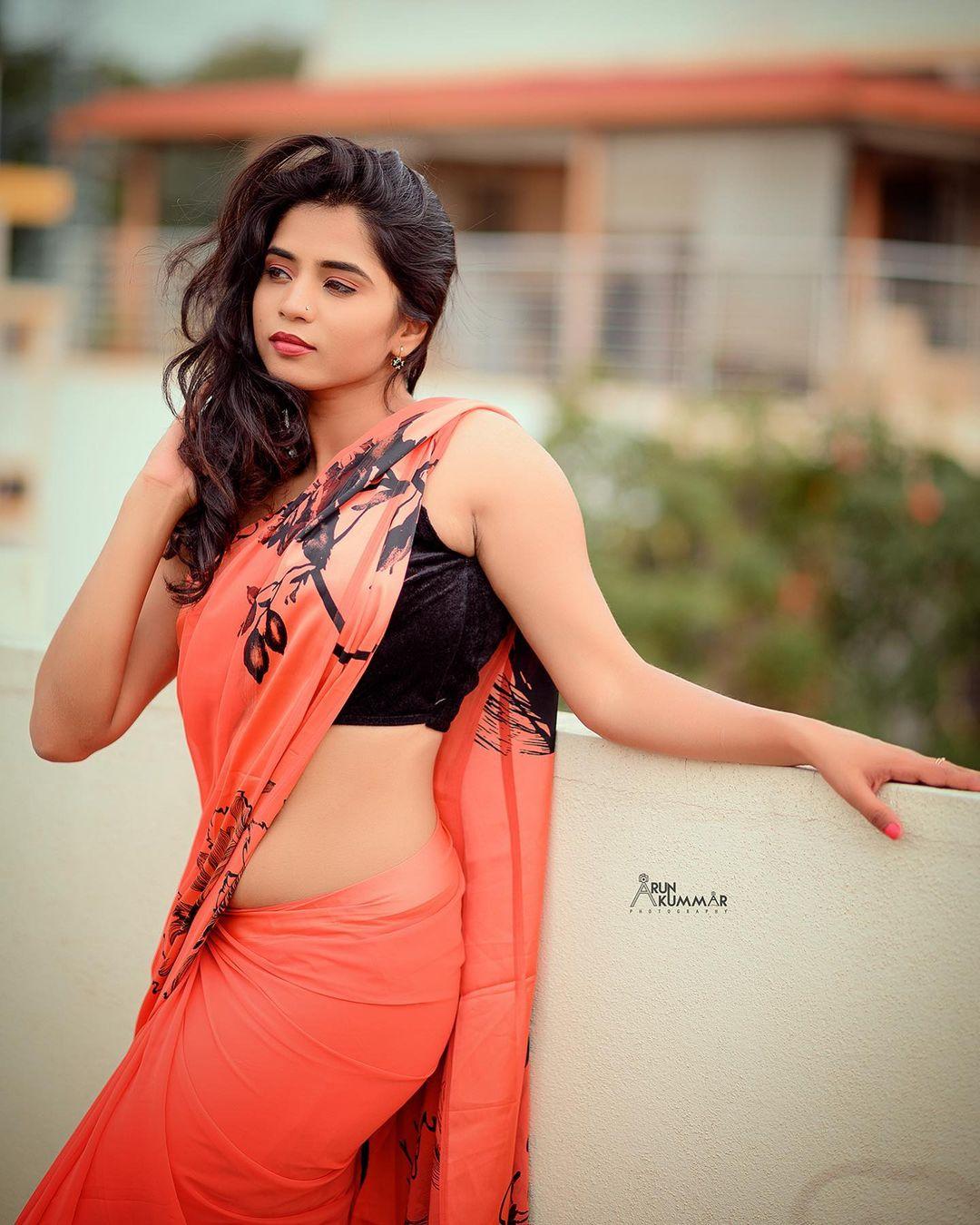 Kannada actress hot photos | Viranika Shetty in rose saree exposing navel hot photos