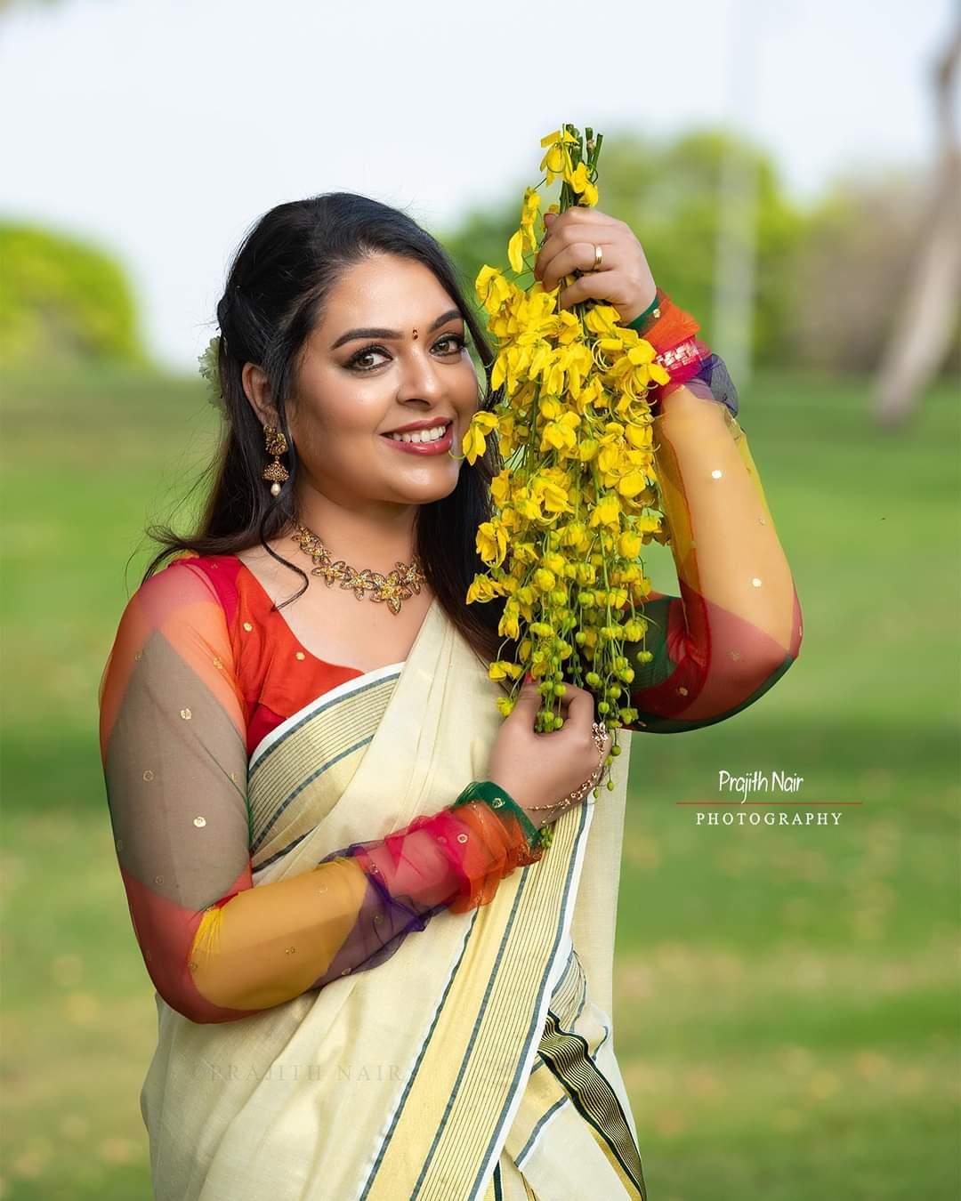 Kerala Kasavu Saree hot photos |malayalam actress Radhika latest hot photos