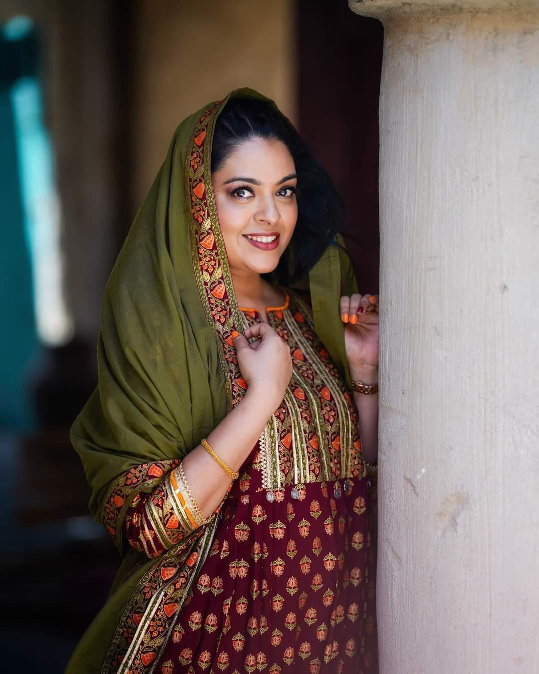 Latest malayalam actress hot photos | Radhika looking very gorgeous and glamorous photos