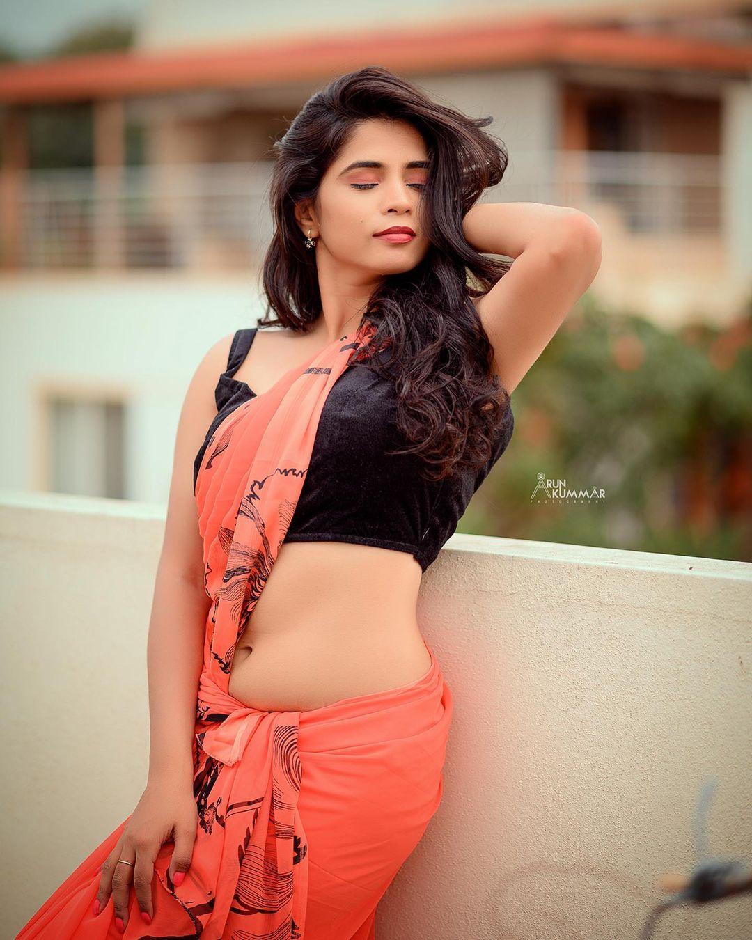 Looking very glamours photos| Viranika Shetty in rose saree exposing navel hot photos