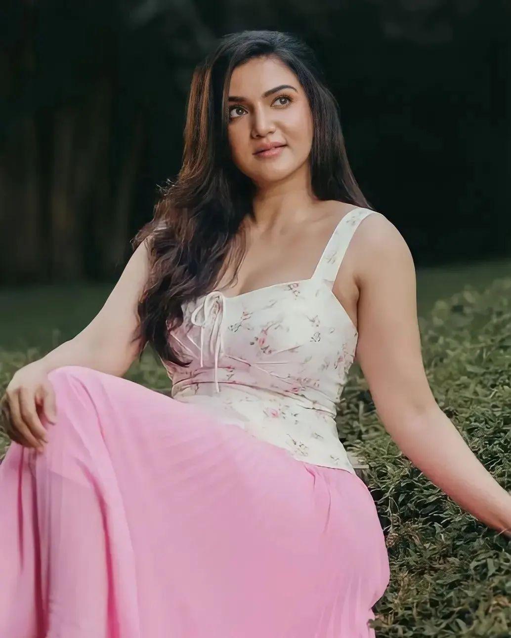 Malayalam Actress hot photos | Honey Rose looking very glamours and cute stills