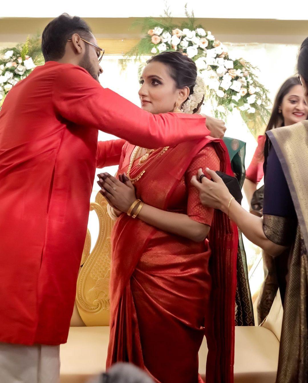Malayalam Actress hot photos | Singer Manjari looking very glamours in wedding saree