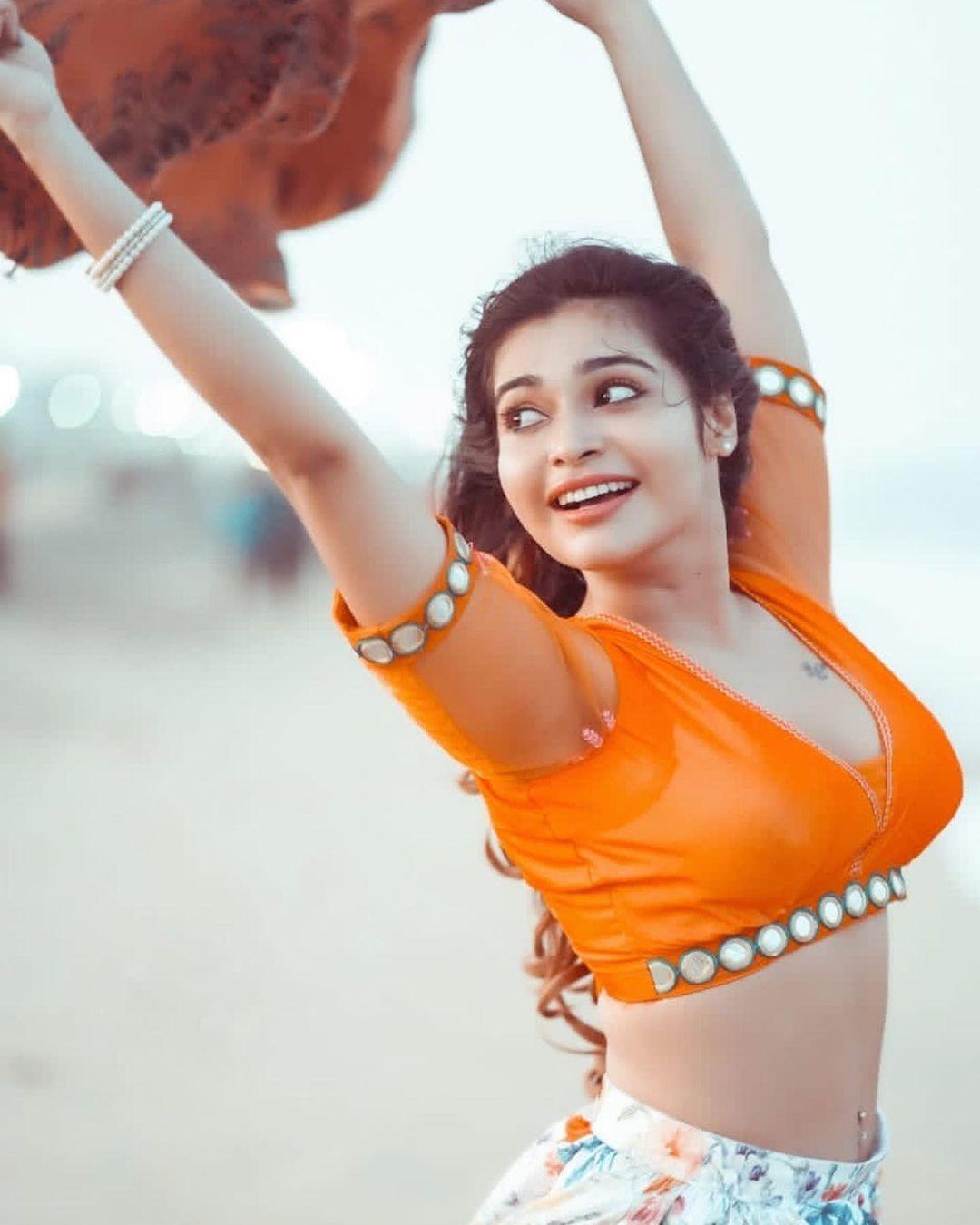 Sexy hot photos gallery | Dharsha Gupta exposing cleavage in short blouse photos