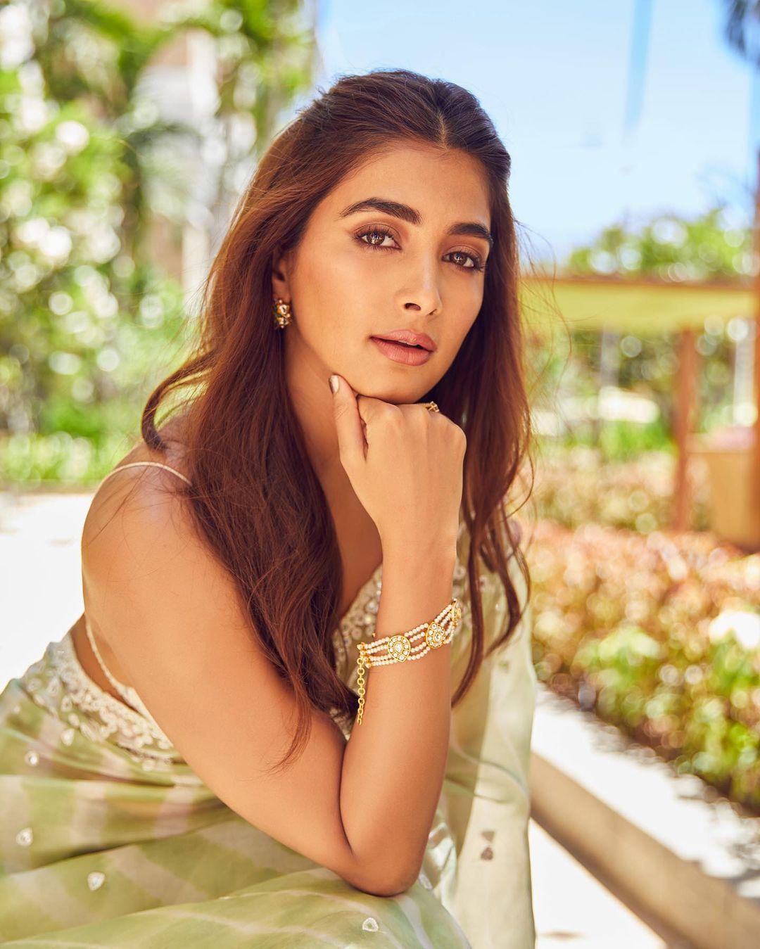 South Indian Actress hot photos | Pooja Hegde in sleeveless blouse and saree hot photos