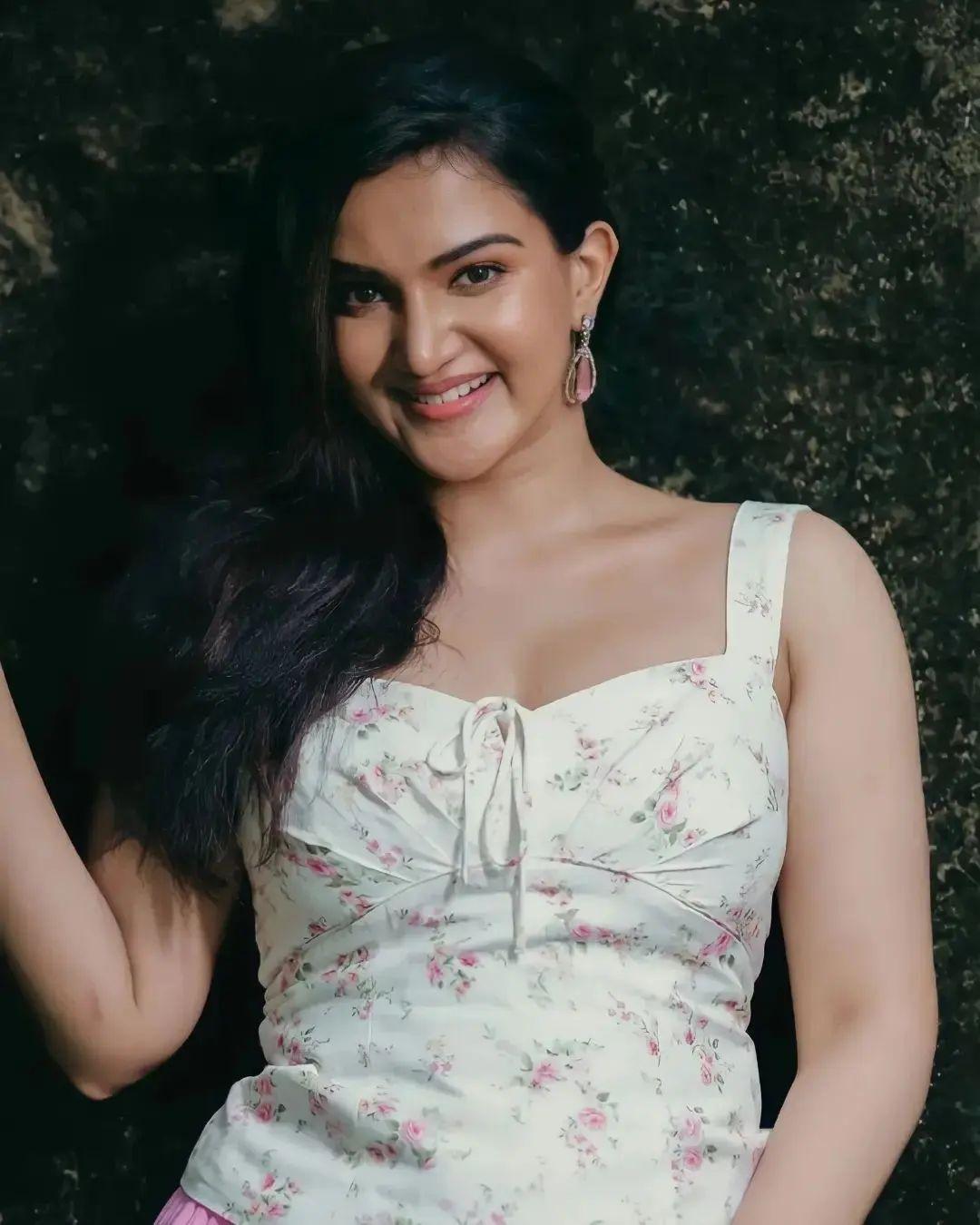 South Indian actress hot stills | Honey Rose looking very glamours and cute stills
