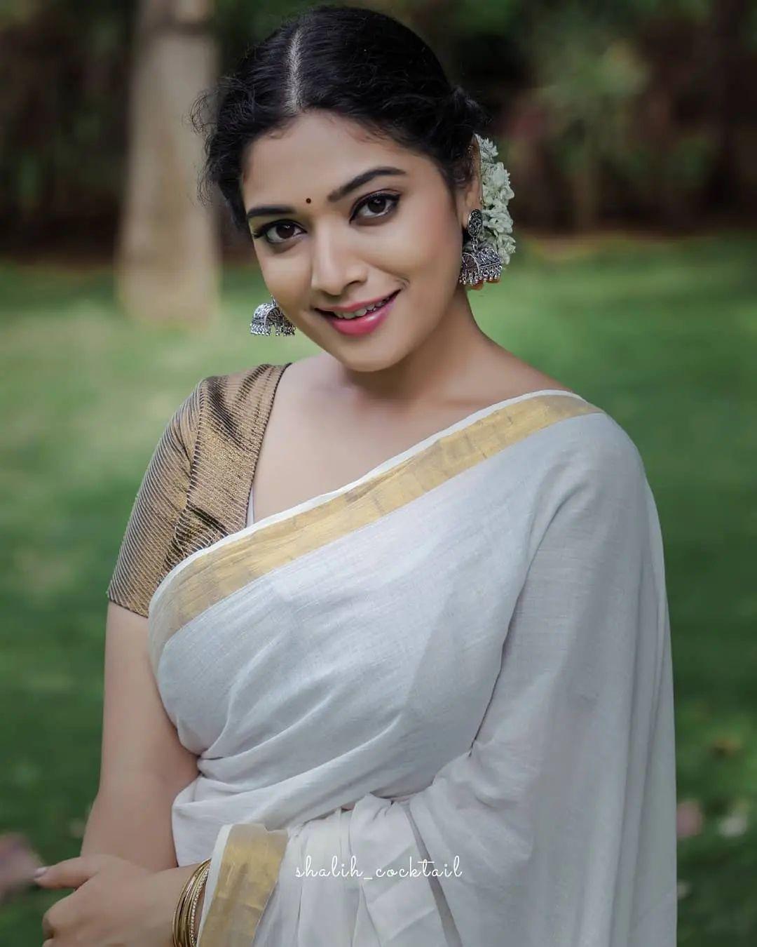 Beautiful and glamours photos | Priyanka Thimmesh in Kasavu Saree hot and sexy photoshoot