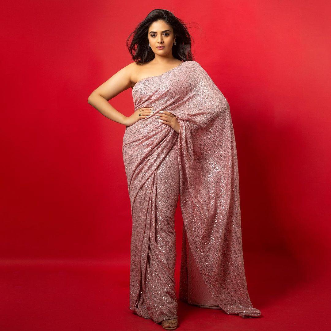 Beautiful and glamours photos | Sreemukhi in saree very hot and sexy stills