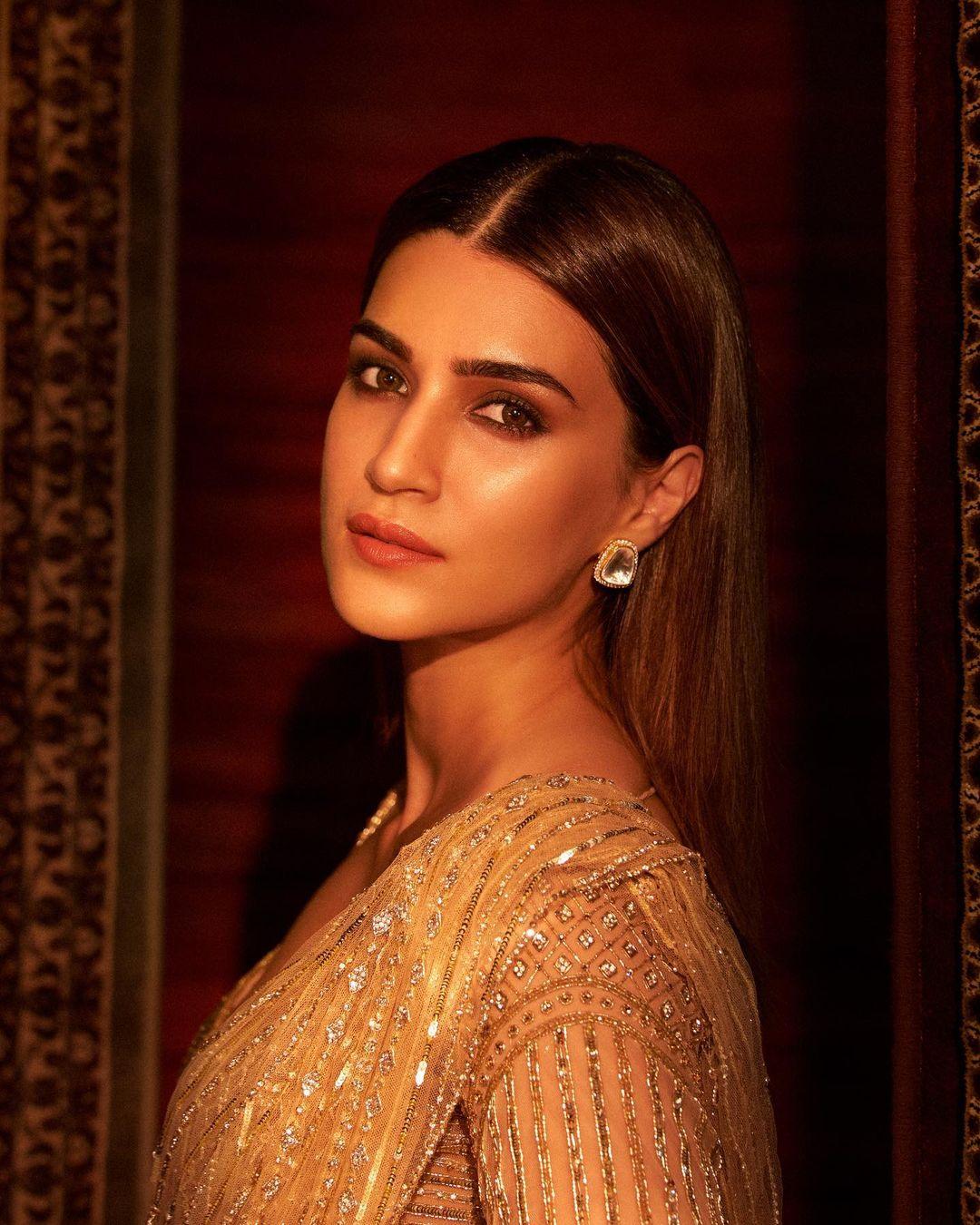Beautiful and sexy stills | Bollywood actress Kriti Sanon looking very glamours photos in saree