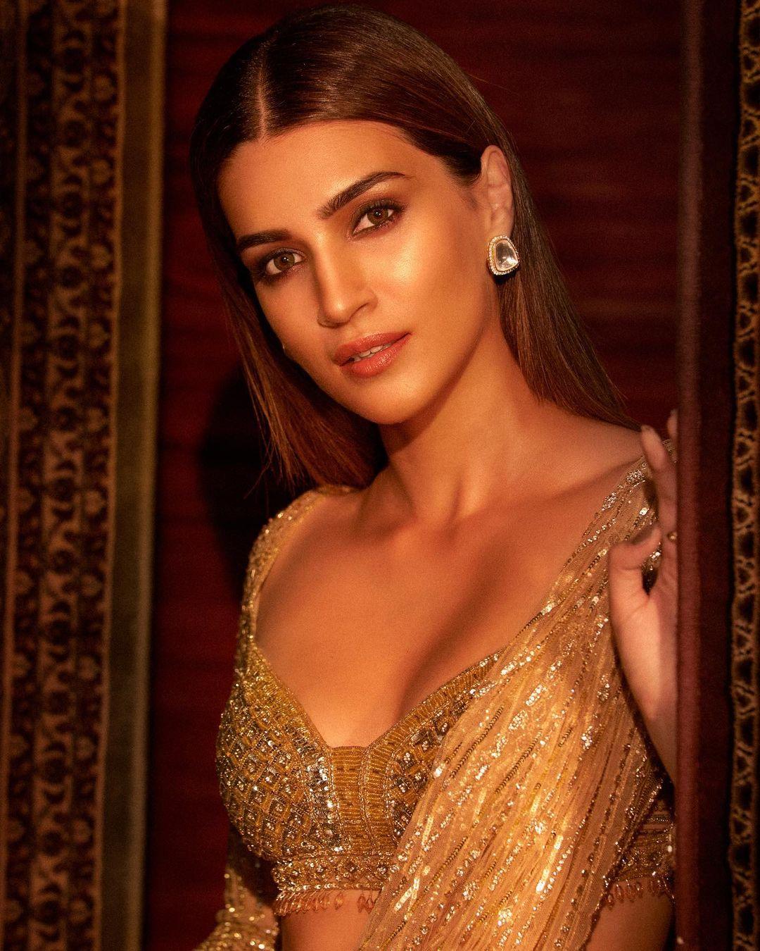 Bollywood actress hot photos | Bollywood actress Kriti Sanon looking very glamours photos in saree