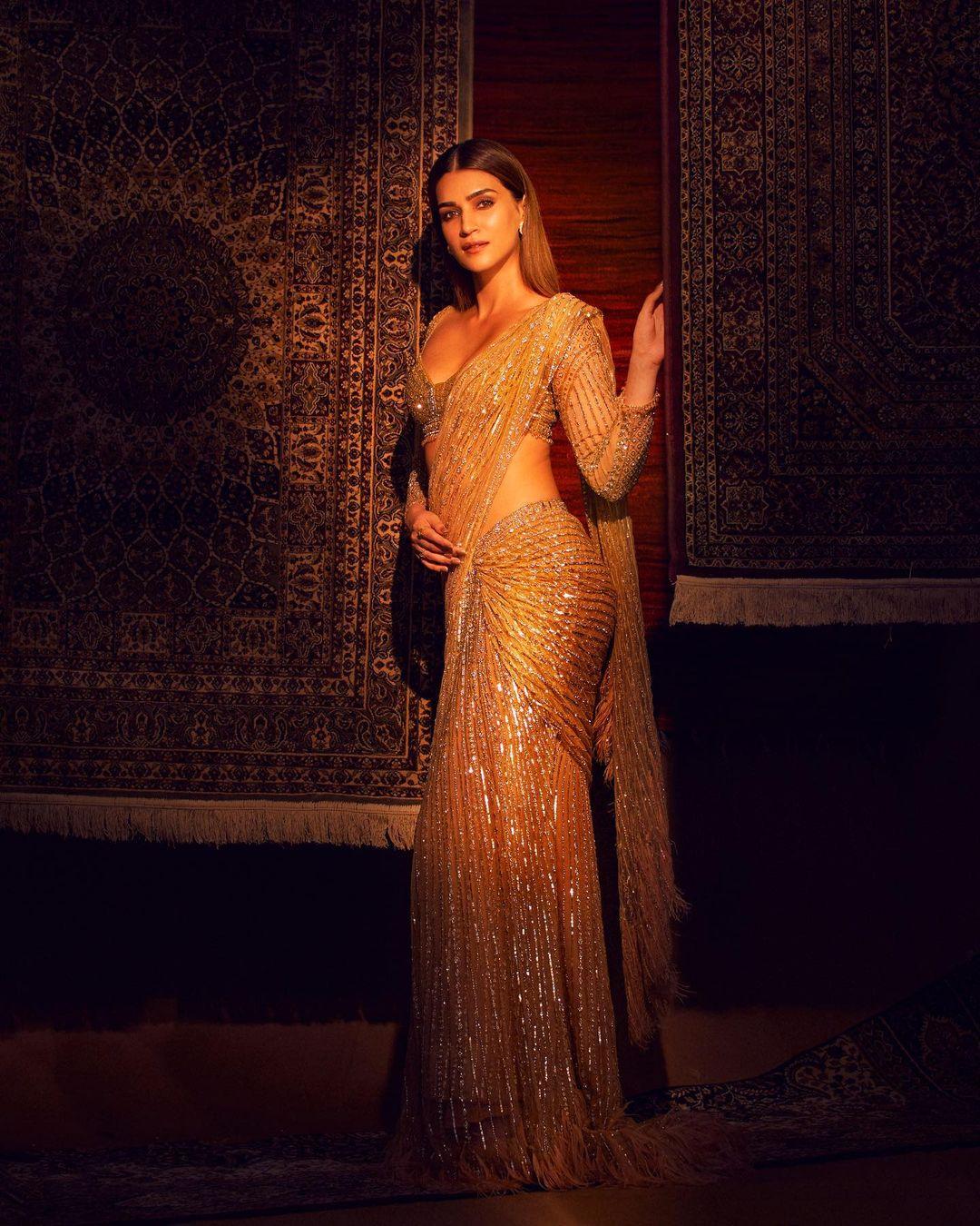 Exclusive hot photos | Bollywood actress Kriti Sanon looking very glamours photos in saree