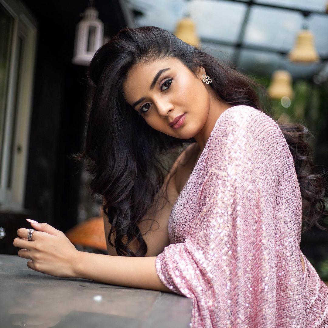 Exposing hot photos gallery | Sreemukhi in saree very hot and sexy stills
