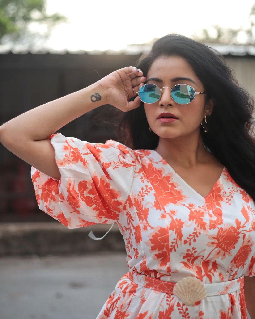 Fashion photos gallery | Janani Iyer wearing latest fashion and trendy dress photos