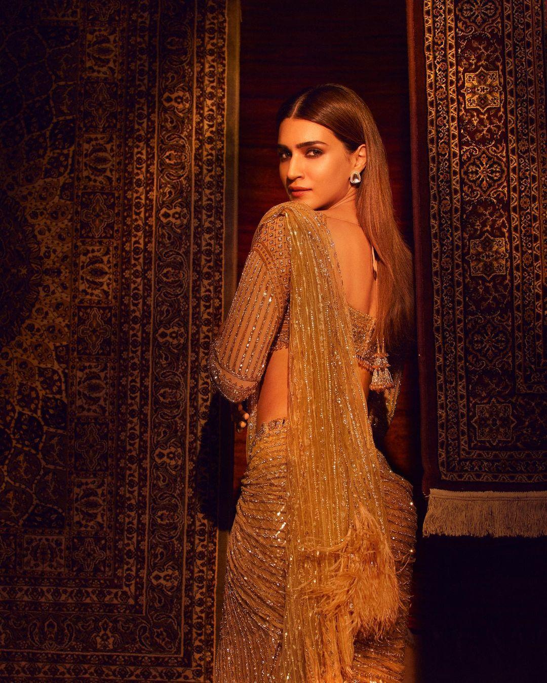 Glamorous and cute stills | Bollywood actress Kriti Sanon looking very glamours photos in saree