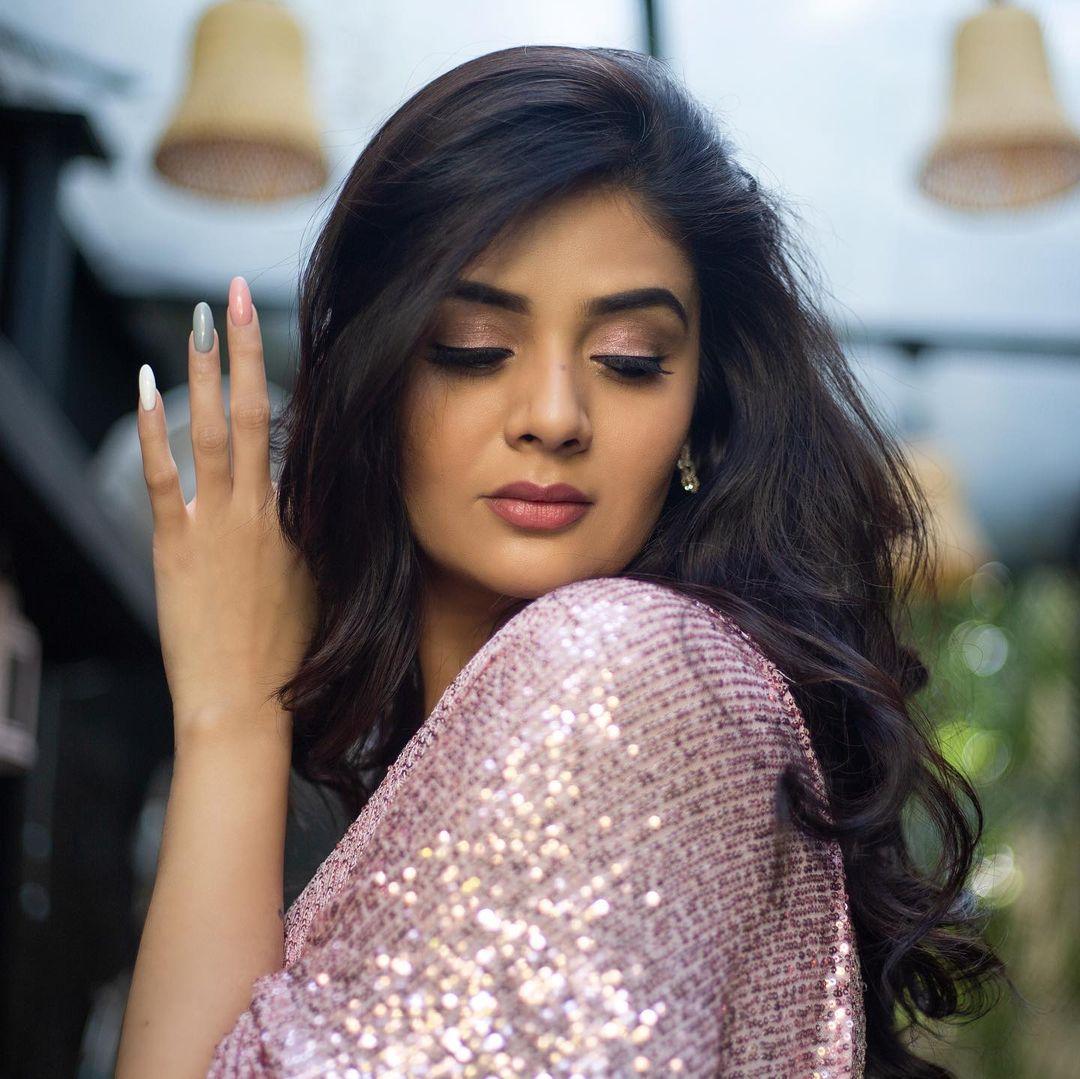 Glamours and cute stills | Sreemukhi in saree very hot and sexy stills
