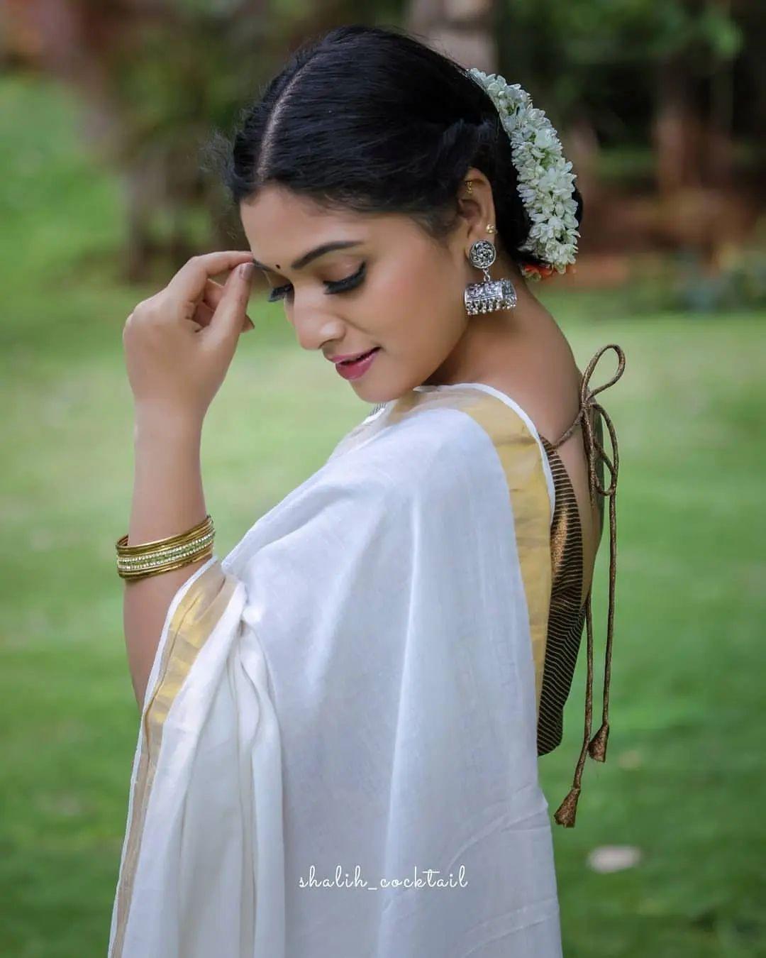 Saree hot and sexy photoshoot | Priyanka Thimmesh in Kasavu Saree hot and sexy photoshoot