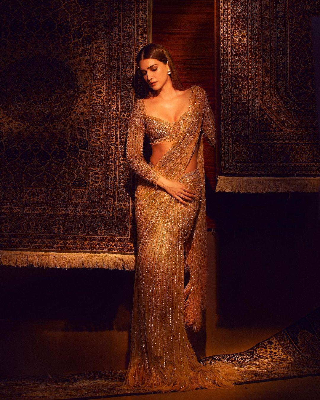 Very glamours and cute stills | Bollywood actress Kriti Sanon looking very glamours photos in saree