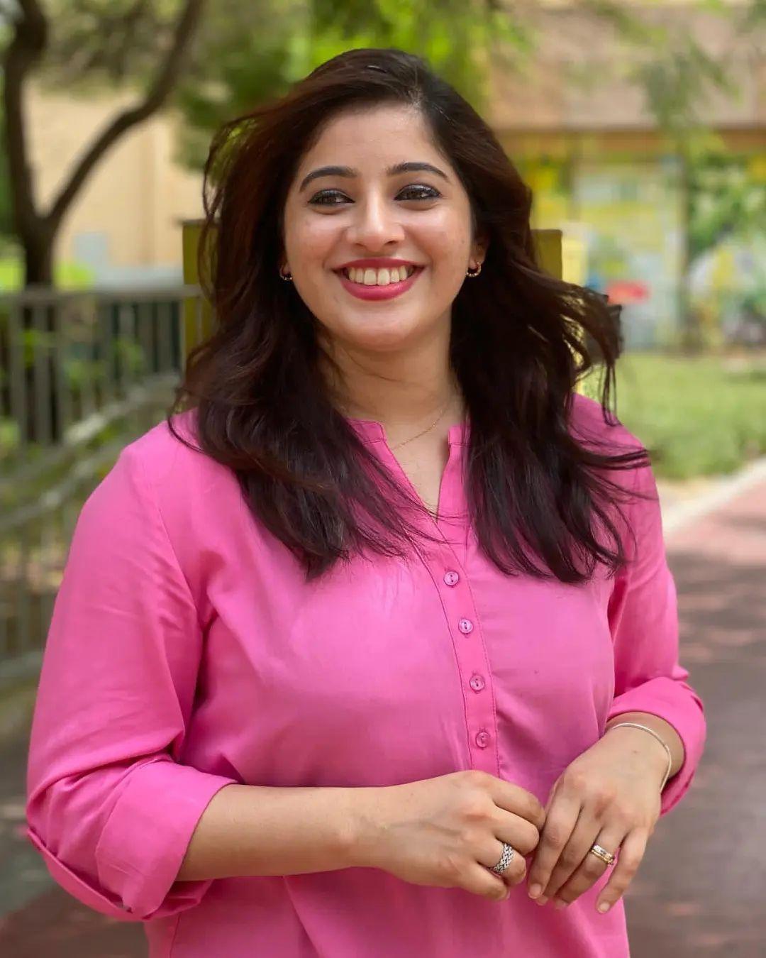 Beautiful and attractive hot stills | Aima Rosmy Sebastian looking very glamours and cute stills
