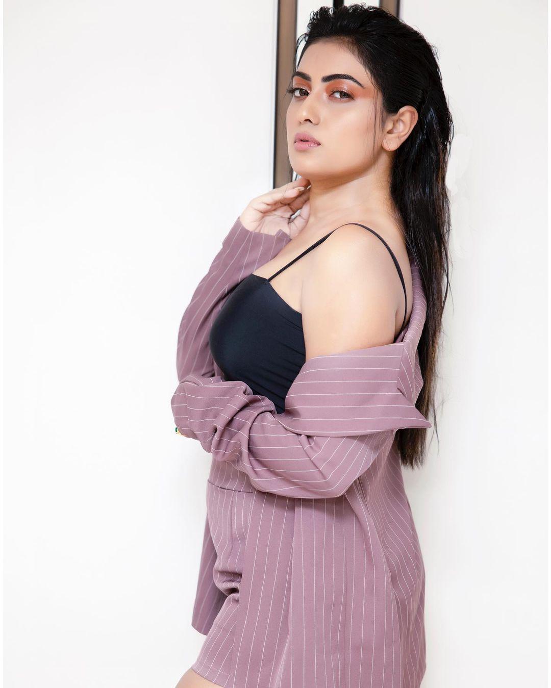 Cute and sexy photos | Sonika gowda very stylish and sexy photoshoot