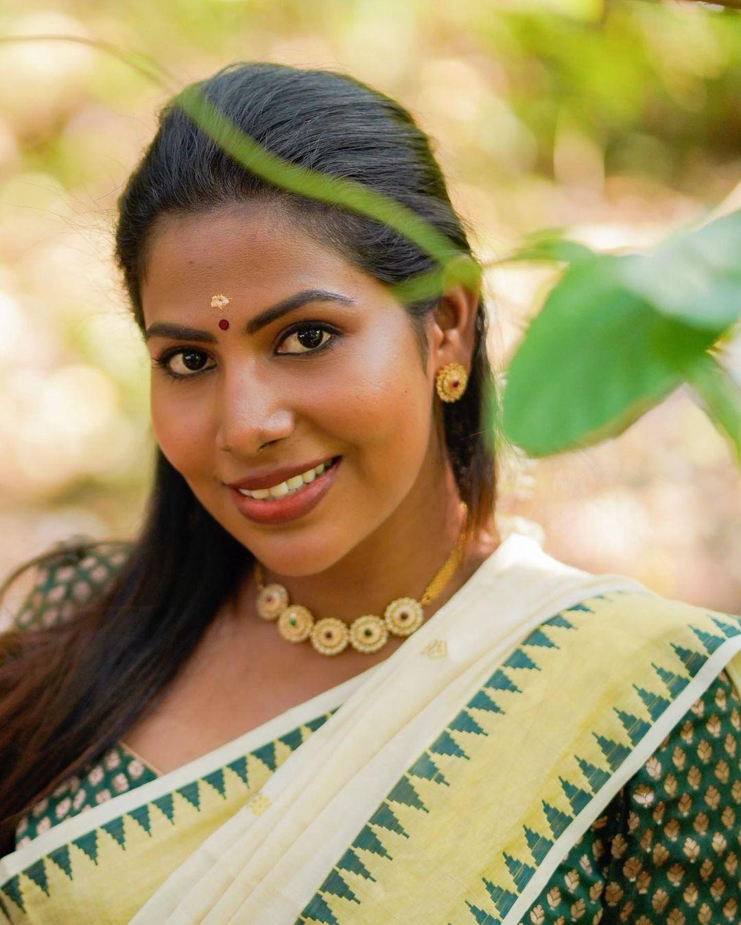 Beautiful and cute picture | Suvitha Rajendran in Kasavu Saree hot and sexy photoshoot